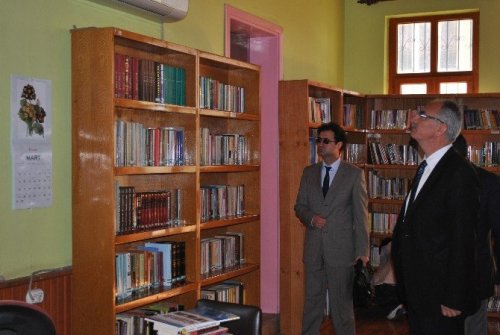 Başkan Kale’den Halk Kütüphanesi’ne destek