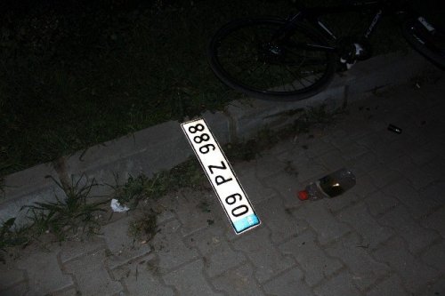 Bisikletli gençlere çarpıp olay yerinden kaçtı
