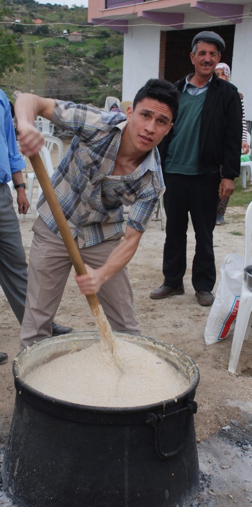 Bu Köyde Keşkek Dövmeyen Adamdan Sayılmıyor