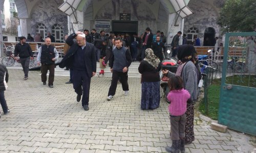 Cami Önlerinde Dilenen Suriyeli Mülteciler