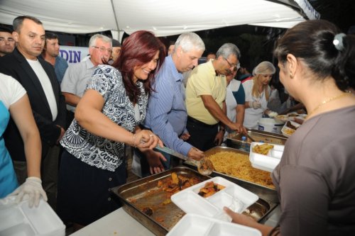 Çerçioğlu, Söke'de Vatandaşlara Yemek Dağıttı