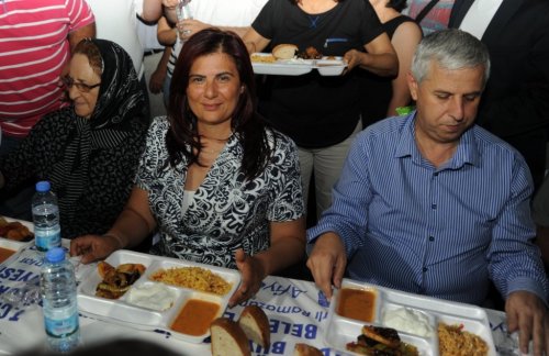 Çerçioğlu, Söke'de Vatandaşlara Yemek Dağıttı