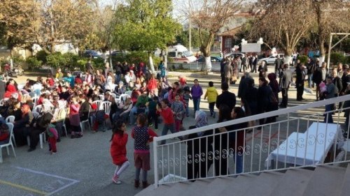 Dedesi adına yaptırdığı okula halasının adına zeka sınıfı kazandırdı