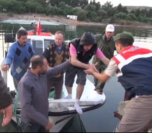 Denizin Ortasında Kalan Suriyelileri Balıkçılar Kurtardı