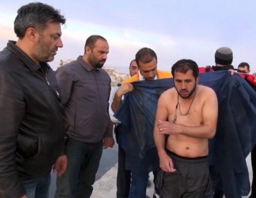 Denizin Ortasında Kalan Suriyelileri Balıkçılar Kurtardı