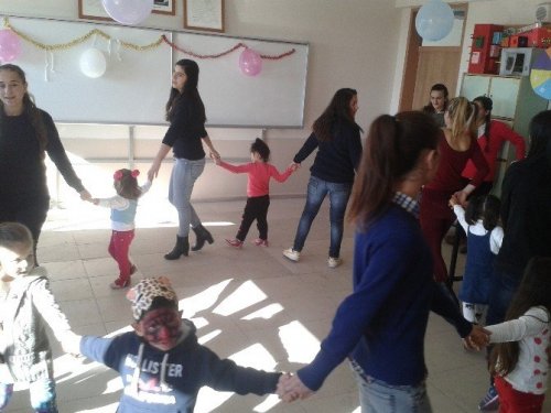 Didim Meslek Lisesi öğrencileri okul fobisi olan çocukları eğlendirdi