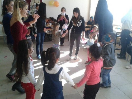 Didim Meslek Lisesi öğrencileri okul fobisi olan çocukları eğlendirdi