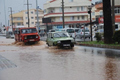 Didim yağmura teslim oldu, cadde ve sokaklar göle döndü