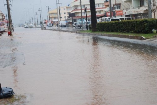 Didim yağmura teslim oldu, cadde ve sokaklar göle döndü
