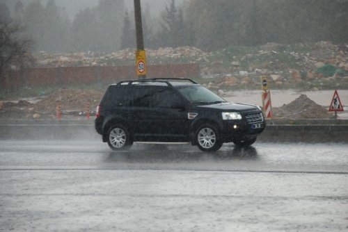 Didim yağmura teslim oldu, cadde ve sokaklar göle döndü