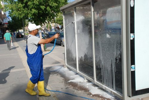 Didim’de Dolmuş Durakları Kötü Görüntüden Temizleniyor