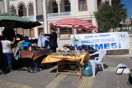 Didim’de Engelliler Derneği Akülü Sandalye İçin Kermes Düzenledi