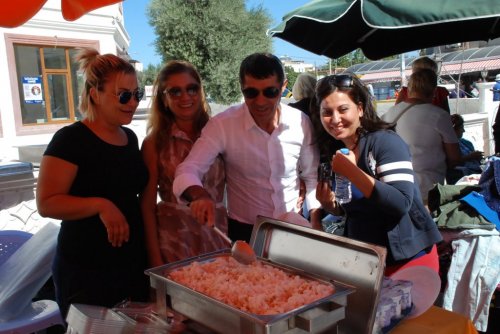 Didim’de Engelliler Derneği Akülü Sandalye İçin Kermes Düzenledi