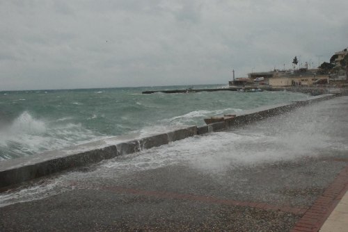 Didim’de fırtına hayatı olumsuz yönde etkiledi