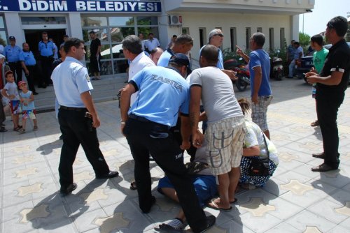 Didim’de Mısırcılar Belediyeyi Bastı