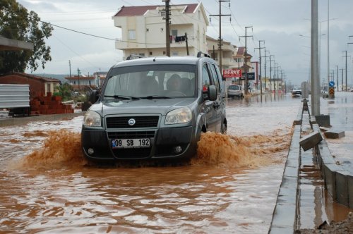 Didim’de sağanak yağış hayatı olumsuz etkiledi