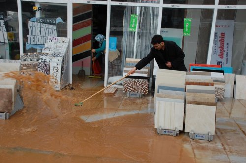 Didim’de sağanak yağış hayatı olumsuz etkiledi