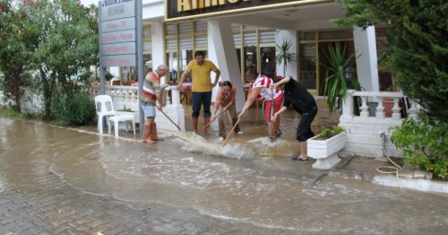 Didim’de Yağış Hayatı Felç Etti