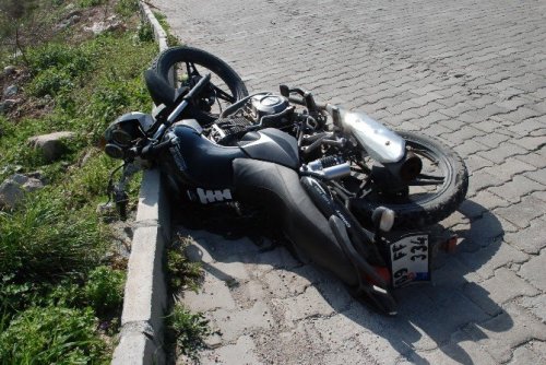Direksiyon hakimiyetini kaybeden motosiklet sürücüsü ağır yaralandı