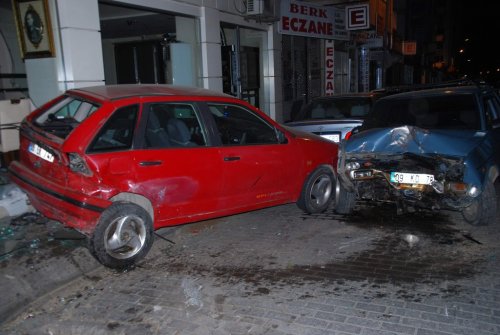 Direksiyon Hakimiyetini Kaybeden Sürücü Ortalığı Birbirine Kattı