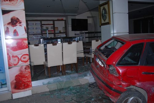 Direksiyon Hakimiyetini Kaybeden Sürücü Ortalığı Birbirine Kattı