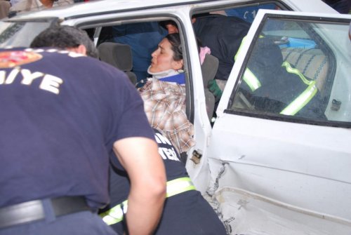 Direksiyonda Sıkışan Kadın Sürücü Uzun Uğraşlar Sonucu Kurtarıldı