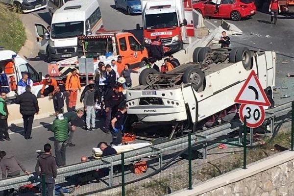 down-sendromlu-cocuklari-tasiyan-minibus-devrildi-4u-agir-29-yarali-2_f495e87-600x400.jpg