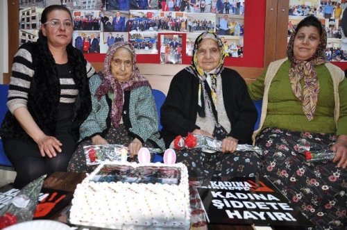 Dünya Kadınlar Gününde kadınlar kadına şiddete hayır dedi