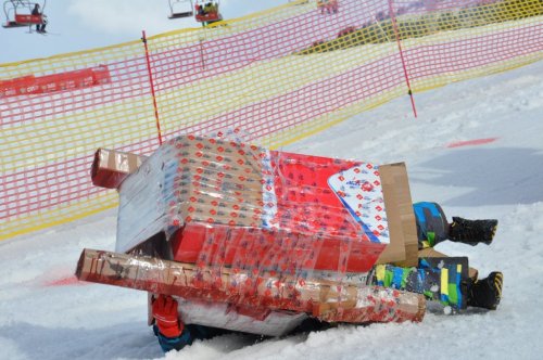 Düşe Kalka Kartonlu Kızak Keyfi