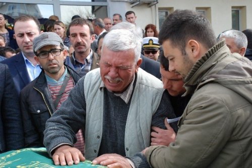 Duvarın altına kalan belediye işçisi son yolculuğuna uğurlandı