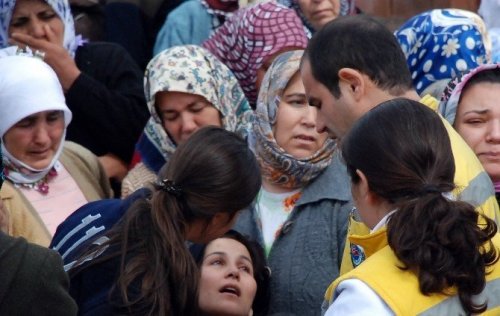 Duvarın altına kalan belediye işçisi son yolculuğuna uğurlandı