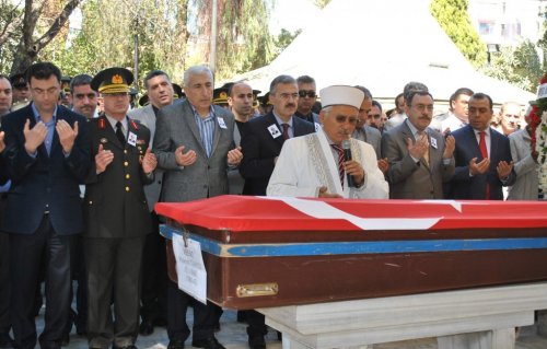 Emekli Binbaşı Türköz Son Yolculuğuna Askeri Törenle Uğurlandı