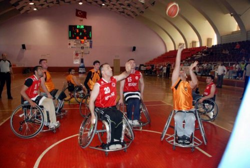 Engelli Sporcuya Tekerlekli Sandalyesi Hediye Edildi