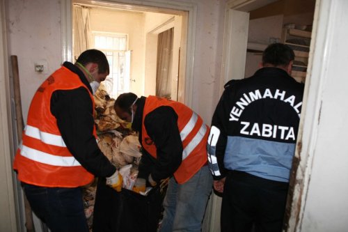 Evden Bir Kamyon Dolusu Çöp Çıktı