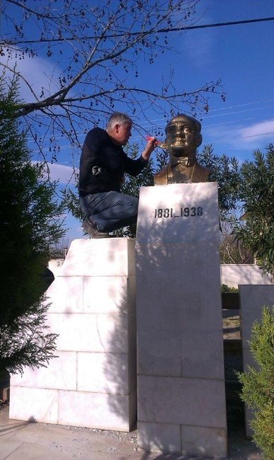 Fen İşleri Müdürlüğü Atatürk Büstünü onardı