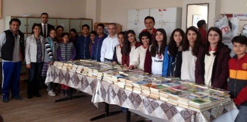 Gazipaşalı öğrenciler 600 kitabı Acarlar ile paylaştı
