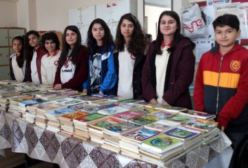 Gazipaşalı öğrenciler 600 kitabı Acarlar ile paylaştı