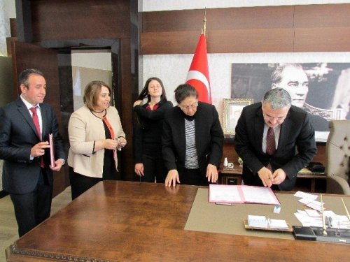 Gençler yaşlılara bakacak