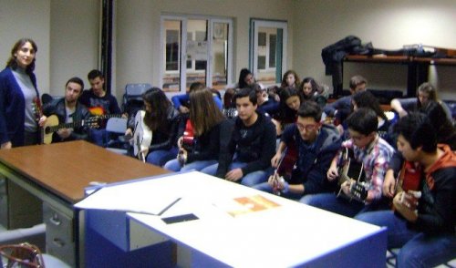Gençlik merkezinde gitar kursu