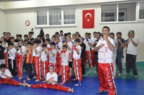 Gündüz sıvacı, akşam antrenör