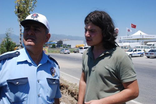 Güneş Gözlüğünü Silmeye Çalışırken Takla Attı
