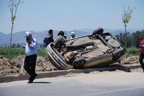 Güneş Gözlüğünü Silmeye Çalışırken Takla Attı