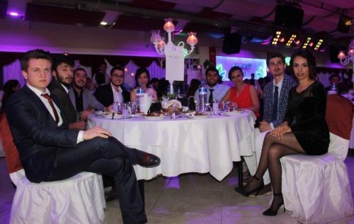 Hekimler ve tıp öğrencileri tıp balosunda bir araya geldi