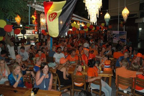 Hollandalı Turistler, Kuşadası Sokaklarını Stadyuma Çevirdi