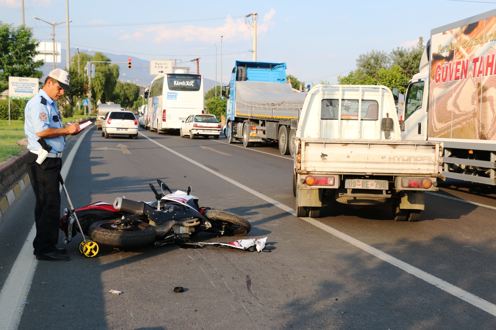 Lüleburgaz&#039;dA Motosiklet Kazası  . Kazada Motosiklet Sürücüsü Bayramoğulları Ve Arkasındaki Arkadaşı Nurettin Çetin Kamyonun Altında.