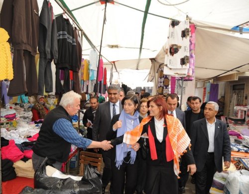 İncirliova Pazarında Başkan Çerçioğlu’na Yoğun İlgi