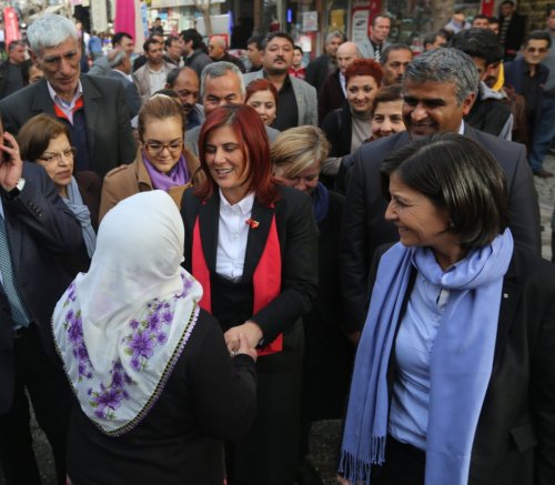 İncirliova Pazarında Başkan Çerçioğlu’na Yoğun İlgi
