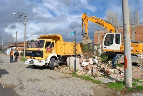 İncirliova’da metruk binalar yıkılıyor