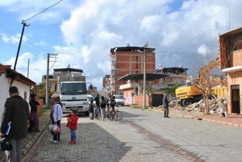 İncirliova’da metruk binalar yıkılıyor