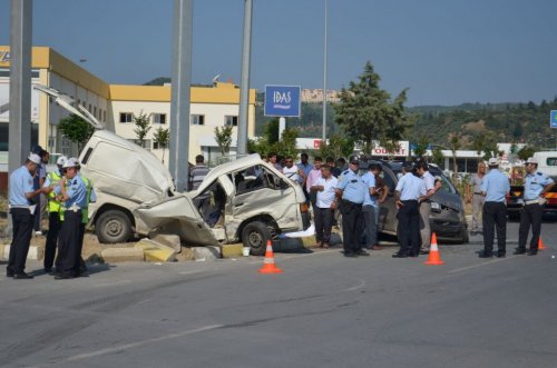 İnşaat Servisi Araç ile Çarpıştı: 1 Ölü, 13 Yaralı